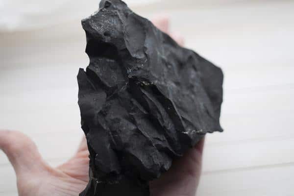 La pierre de shungite : une protection efficace contre les ondes