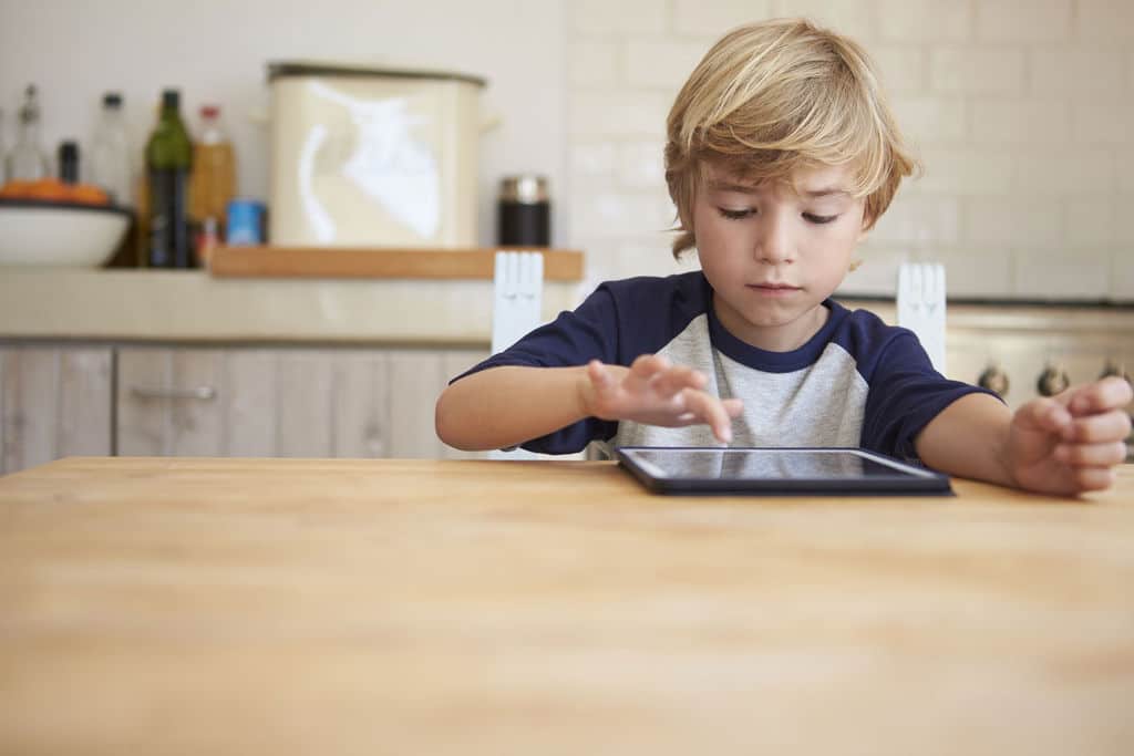 Faut-il interdire l’usage de la tablette et du smartphone à nos enfants ?